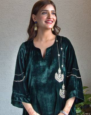 Green velvet chandbala kurta set with dupatta 3