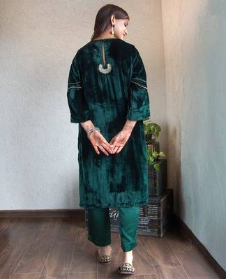 Green velvet chandbala kurta set with dupatta 4