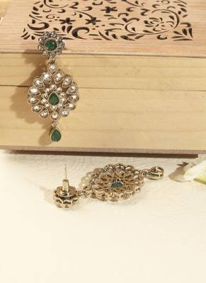 Round flower shape green kundan stone antique gold plated brass dangle earring maang tikka for women 5