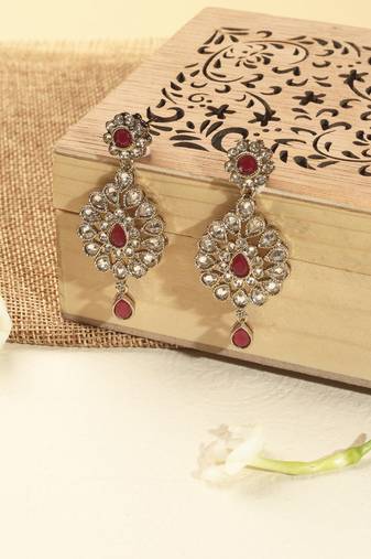 Round flower shape red kundan stone antique gold plated brass dangle earring maang tikka for women