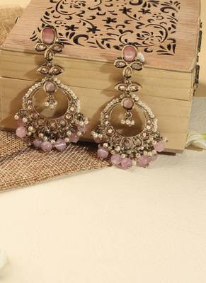 Leaf shape pink pearl brown kundan gold plated brass chandelier earring with maang tikka for women 3