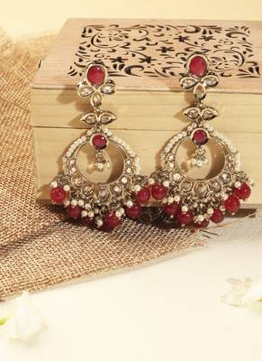 Leaf shape red pearl brown kundan gold plated brass chandelier earring with maang tikka for women 3