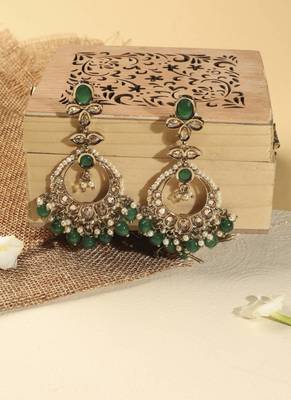 Leaf shape green pearl brown kundan gold plated brass chandelier earring with maang tikka for women 3