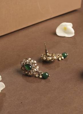 Flower and oval shape green kundan stone gold plated choker necklace set with maang tikka for women 3