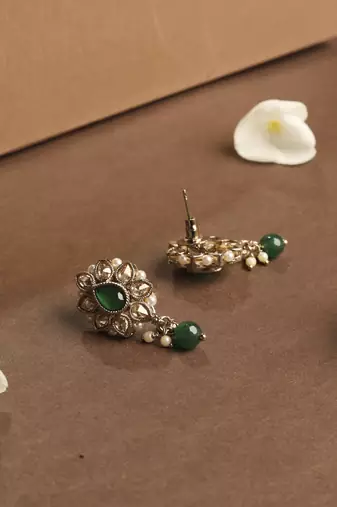 Flower and oval shape green kundan stone gold plated choker necklace set with maang tikka for women