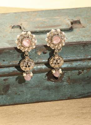 Flower and round shape pink kundan stone gold plated choker necklace set with maang tikka for women 3