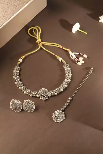 Flower shape pearl brown kundan stone gold plated choker necklace set with maang tikka for women