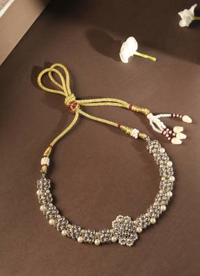 Flower shape pearl brown kundan stone gold plated choker necklace set with maang tikka for women 2