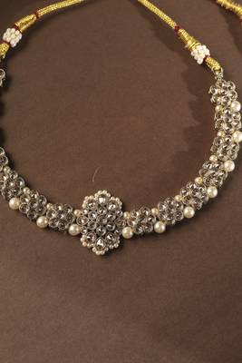 Flower shape pearl brown kundan stone gold plated choker necklace set with maang tikka for women 4