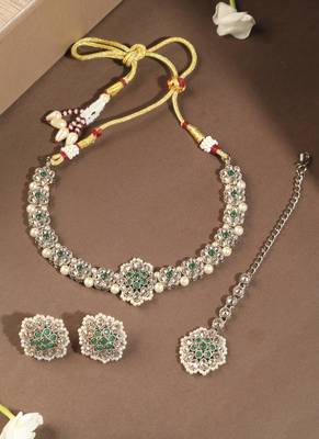 Flower shape pearl green kundan stone gold plated choker necklace set with maang tikka for women 1