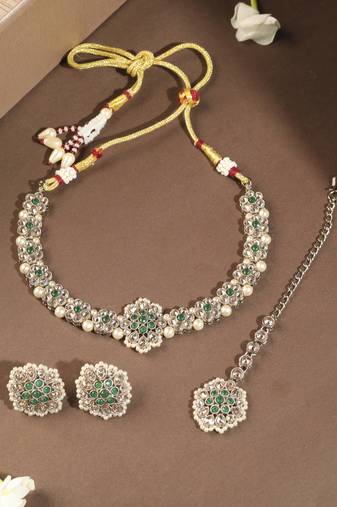 Flower shape pearl green kundan stone gold plated choker necklace set with maang tikka for women
