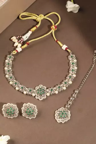 Flower shape pearl green kundan stone gold plated choker necklace set with maang tikka for women