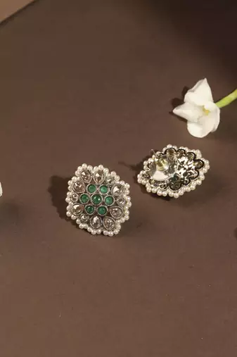 Flower shape pearl green kundan stone gold plated choker necklace set with maang tikka for women