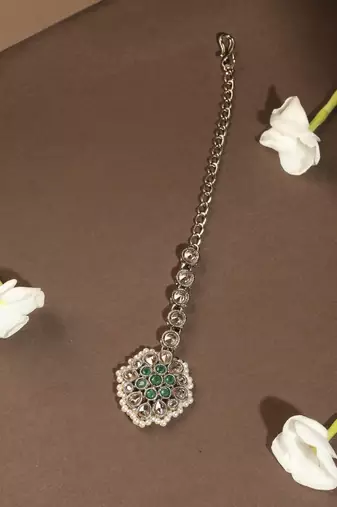 Flower shape pearl green kundan stone gold plated choker necklace set with maang tikka for women