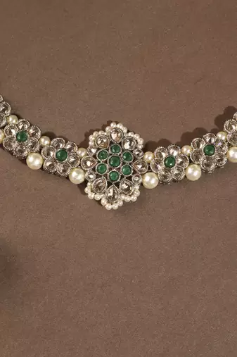 Flower shape pearl green kundan stone gold plated choker necklace set with maang tikka for women