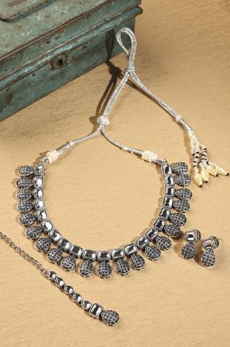 Oval shape silver kundan stone gold plated brass choker necklace set with maang tikka for women