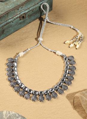 Oval shape silver kundan stone gold plated brass choker necklace set with maang tikka for women 2