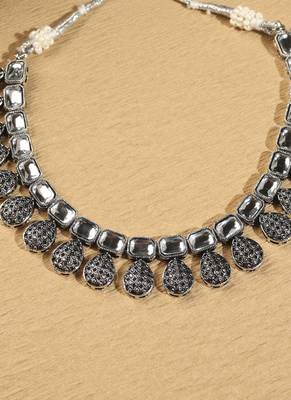 Oval shape silver kundan stone gold plated brass choker necklace set with maang tikka for women 4