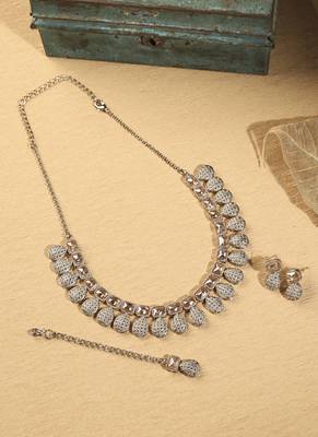 Oval shape brown kundan stone gold plated brass choker necklace set with maang tikka for women 1