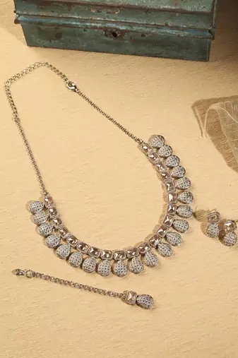 Oval shape brown kundan stone gold plated brass choker necklace set with maang tikka for women