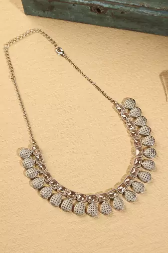 Oval shape brown kundan stone gold plated brass choker necklace set with maang tikka for women