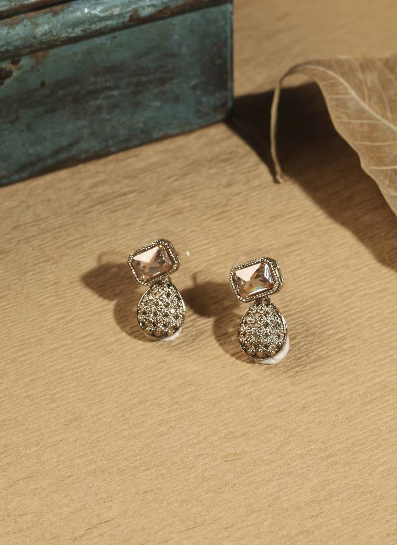 Oval shape brown kundan stone gold plated brass choker necklace set with maang tikka for women