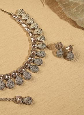 Oval shape brown kundan stone gold plated brass choker necklace set with maang tikka for women 5