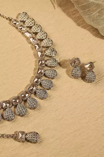Oval shape brown kundan stone gold plated brass choker necklace set with maang tikka for women