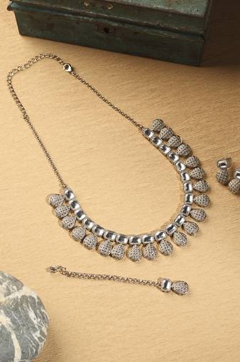 Oval shape white kundan stone gold plated brass choker necklace set with maang tikka for women