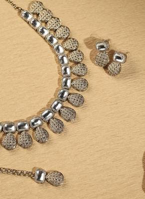 Oval shape white kundan stone gold plated brass choker necklace set with maang tikka for women 3
