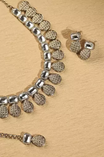 Oval shape white kundan stone gold plated brass choker necklace set with maang tikka for women