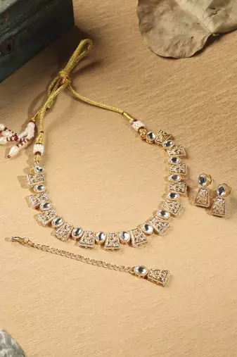 Square shape gold kundan stone gold plated brass choker necklace set with maang tikka for women