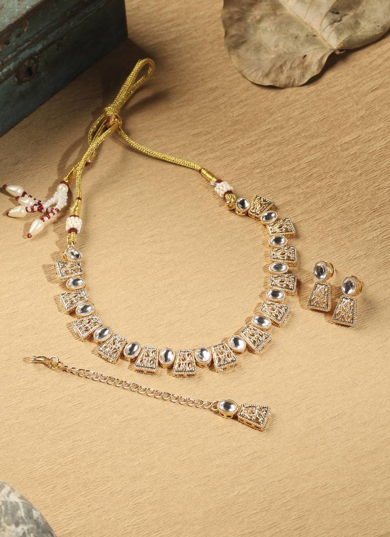 Square shape gold kundan stone gold plated brass choker necklace set with maang tikka for women