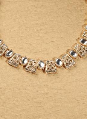 Square shape gold kundan stone gold plated brass choker necklace set with maang tikka for women 3