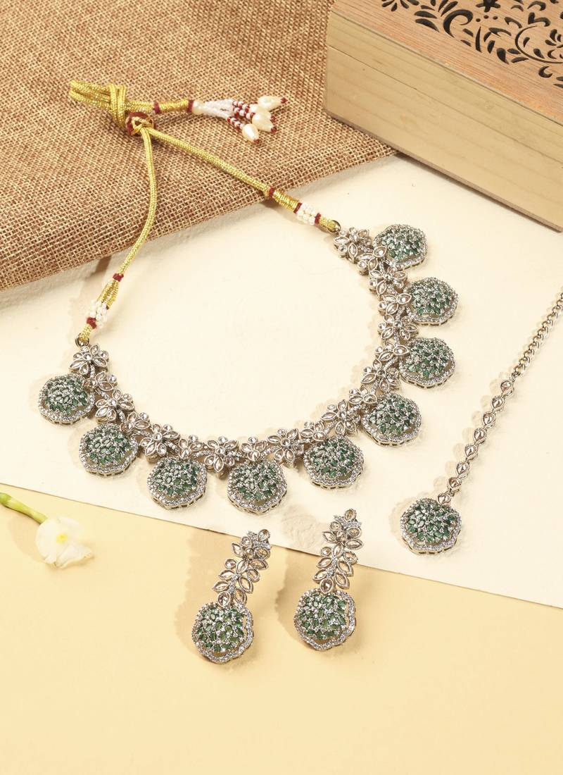 Flower design green kundan stone gold plated brass choker necklace set with maang tikka for women