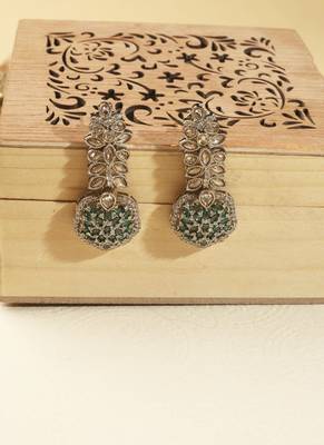 Flower design green kundan stone gold plated brass choker necklace set with maang tikka for women 3