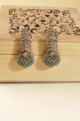 Flower design green kundan stone gold plated brass choker necklace set with maang tikka for women