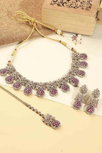 Flower oval shape red kundan stone gold plated brass choker necklace set with maang tikka for women