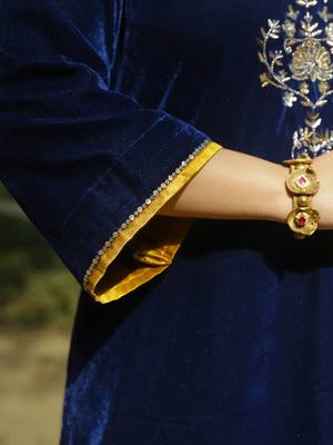 Blue velvet hand embroidered kurta set 3