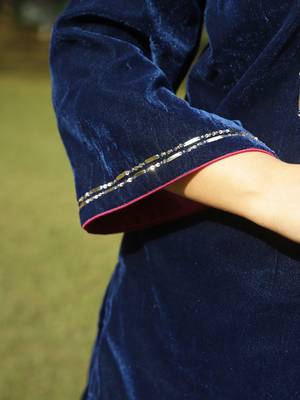 Blue velvet yoke hand embroidered kurta set with dupatta 3