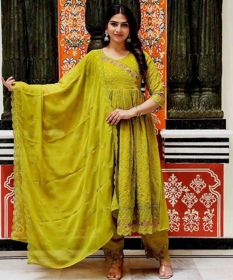 Embroidered georgette febric with lining kurta, pant & dupatta sets