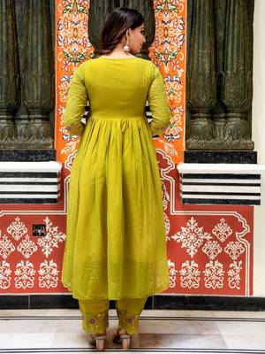 Embroidered georgette febric with lining kurta, pant & dupatta sets 3