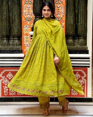 Embroidered georgette febric with lining kurta, pant & dupatta sets 4