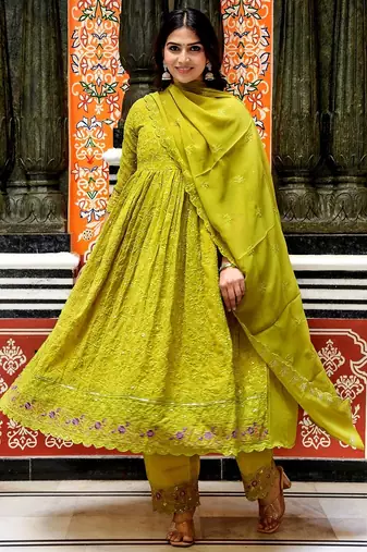 Embroidered georgette febric with lining kurta, pant & dupatta sets