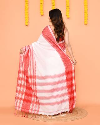 white cotton handloom saree with contrast border 4