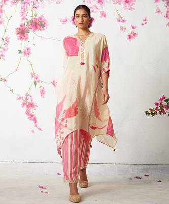 Pink embroidered crepe kurta set 4