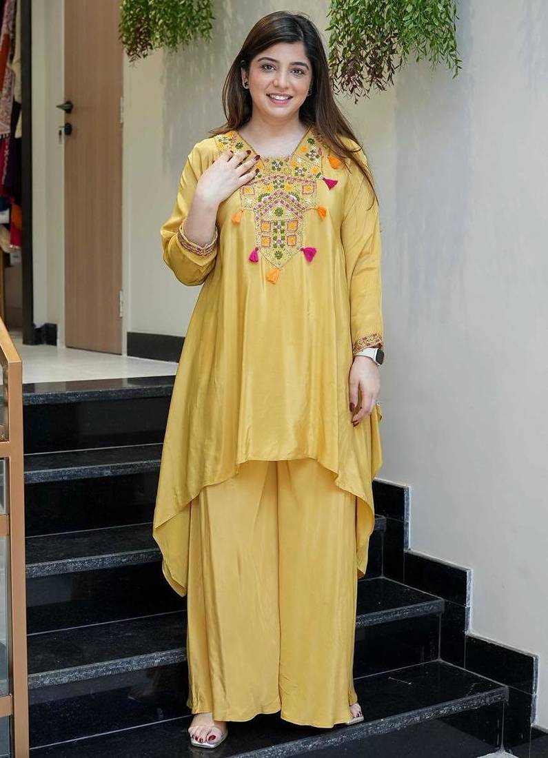 Women ethnic motifs embroidered regular thread work kurta with palazzos