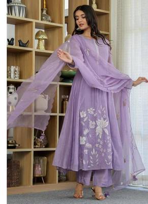 Women floral embroidered panelled thread work kurta with trousers & with dupatta 5