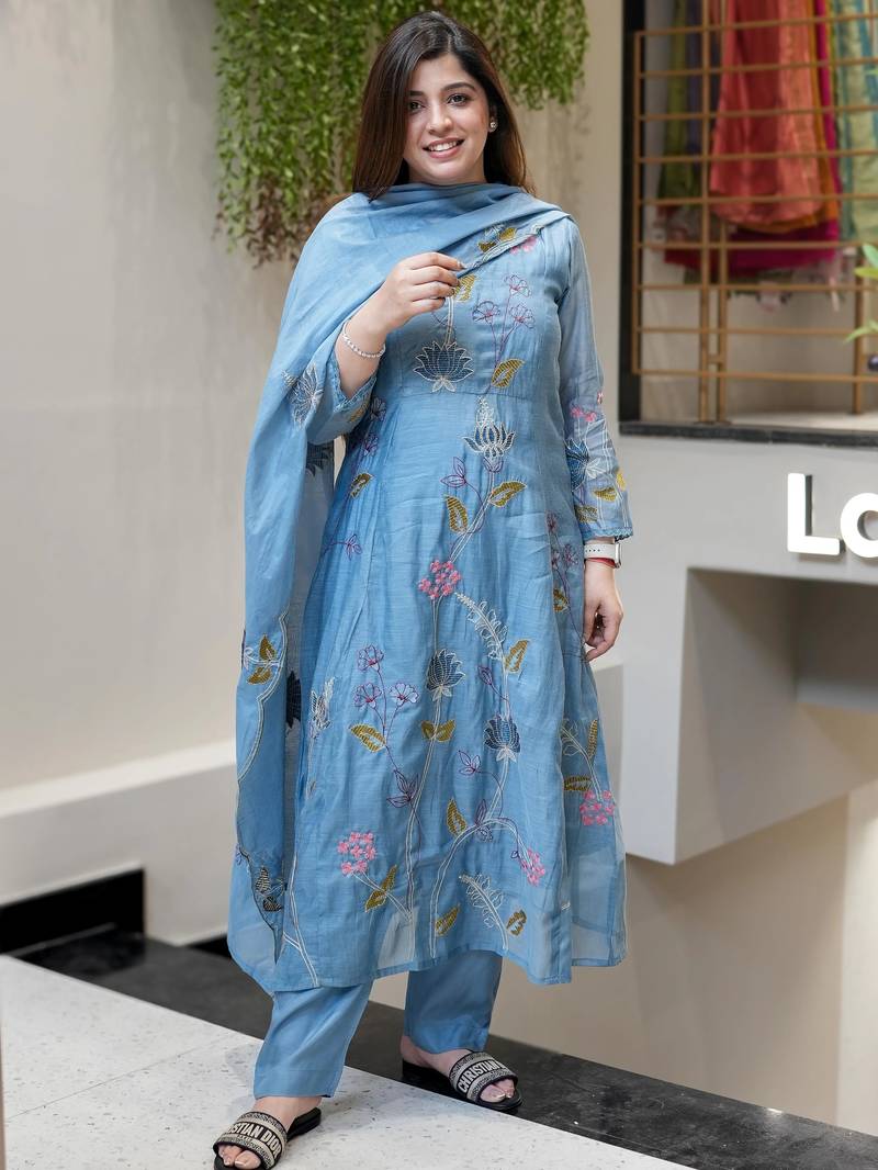 Women floral embroidered regular thread work kurta with trousers & with dupatta