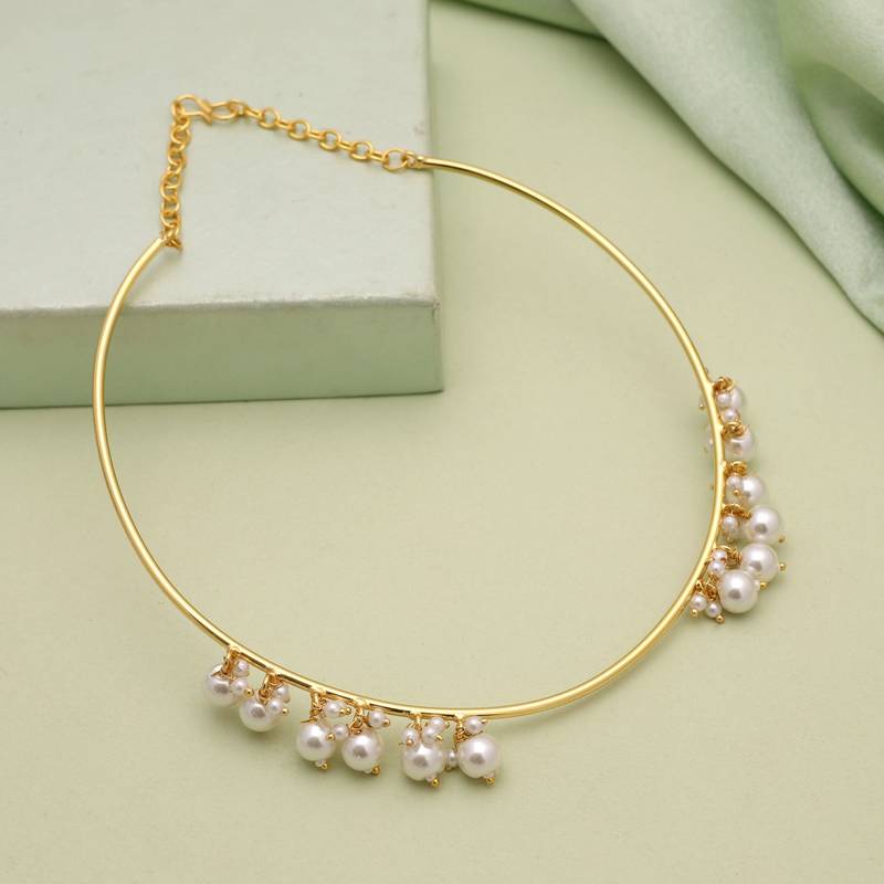 White color amrapali hansli necklace